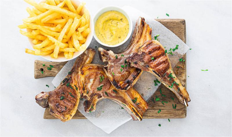 Lamb chops served with Béarnaise sauce